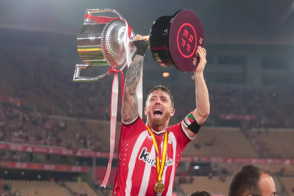 Muniain levanta la Copa del Rey 2024. (Foto: IMAGO).