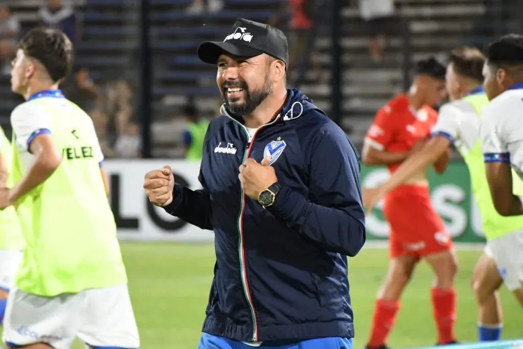 Bravo como entrenador de la Reserva. Foto Vélez.