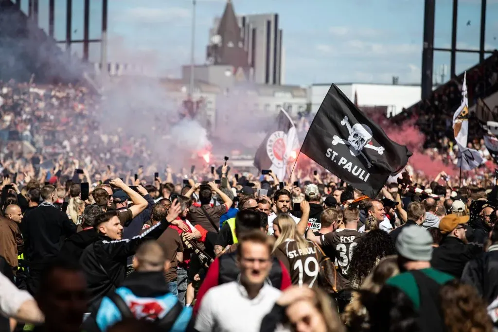 Los hinchas de St. Pauli celebrando el ascenso. (Foto: IMAGO).