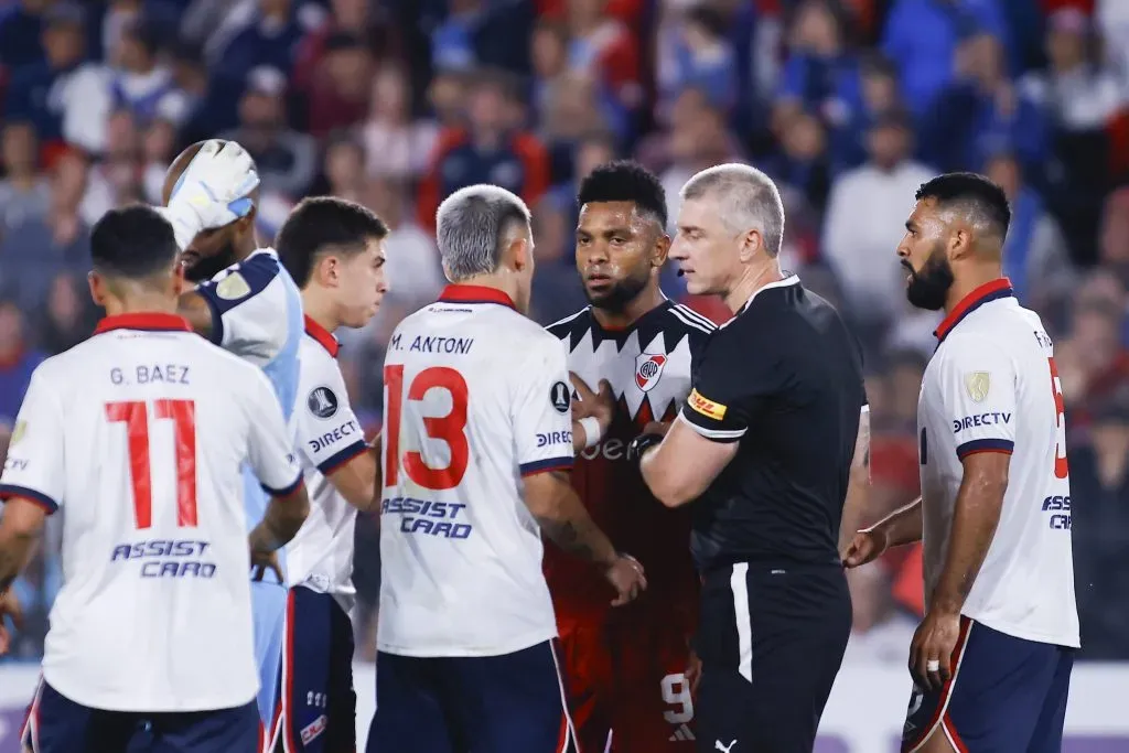 Daronco y el VAR en el centro de la polémica durante el partido entre Nacional y River.