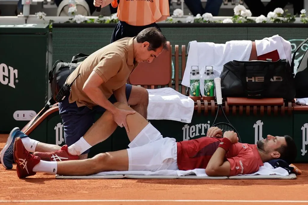 Nole recibió atención médica al inicio del segundo set. (Foto: IMAGO).