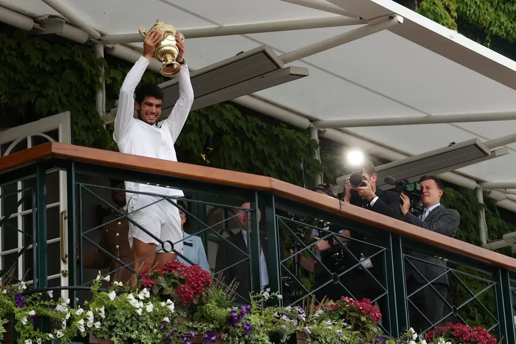 Carlos Alcaraz celebra su título en Wimbledon 2023. (Foto: Getty).