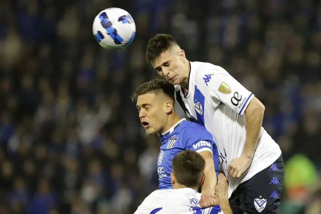 Valentín Gómez marca a Girotti. (Foto: Getty)
