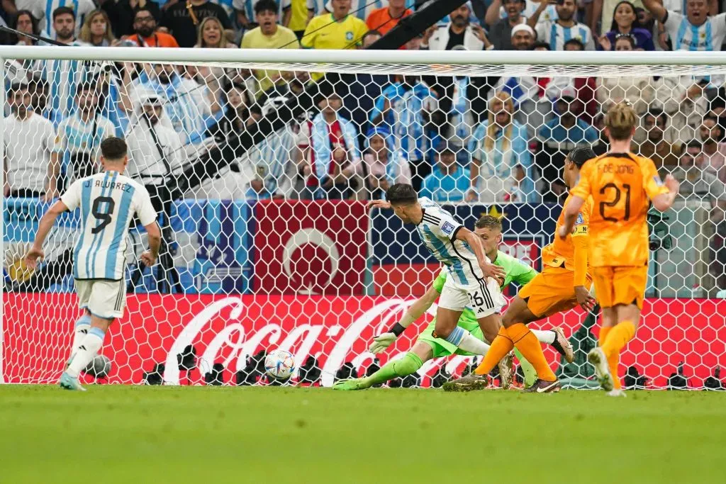 Molina ya sale a la carrera. Puso el 1-0 ante Países Bajos en Qatar. Foto IMAGO.