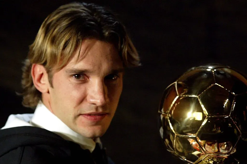 Andriy Shevchenko con el Balón de Oro 2004 (IMAGO)