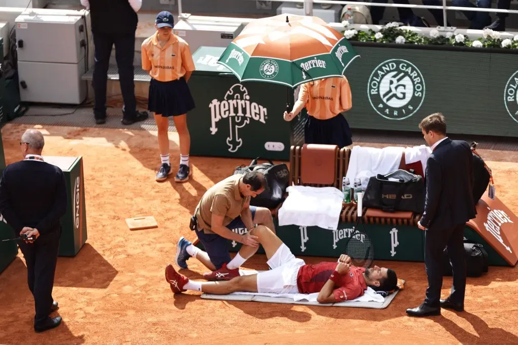 Nole fue atendido en su duelo ante Cerúndolo en Roland Garros. (Foto: IMAGO).
