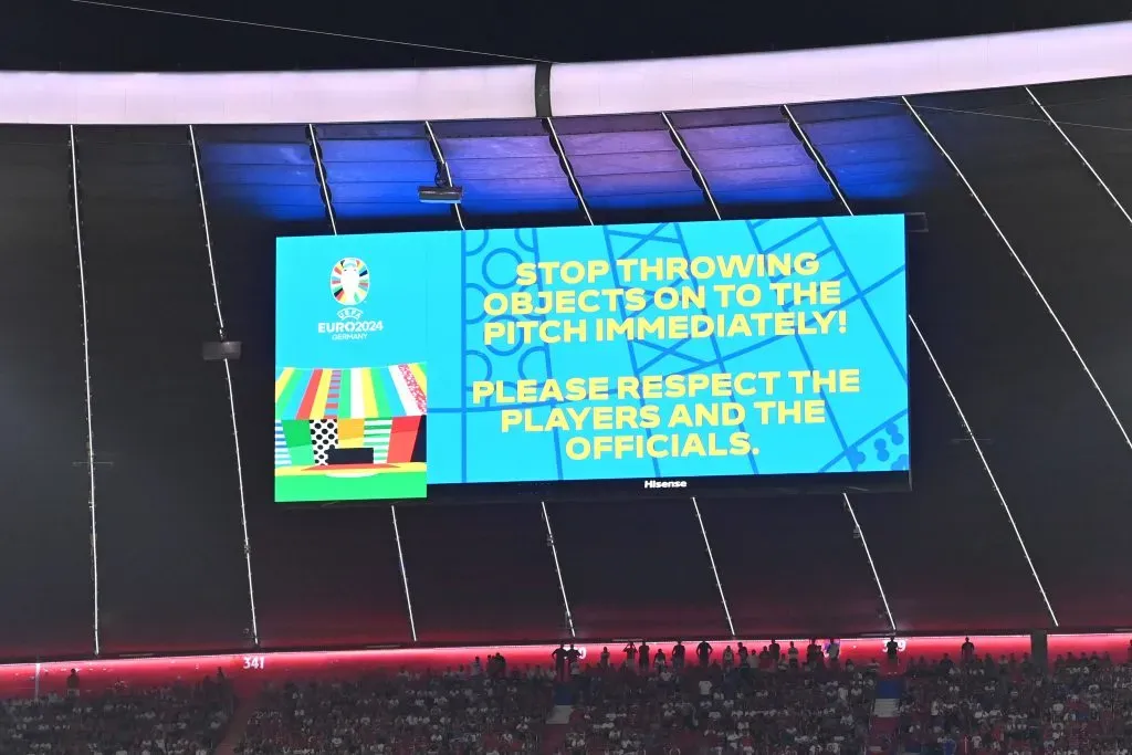 Advertencia a los hinchas por arrojar vasos vacíos en un partido de la Euro (IMAGO)