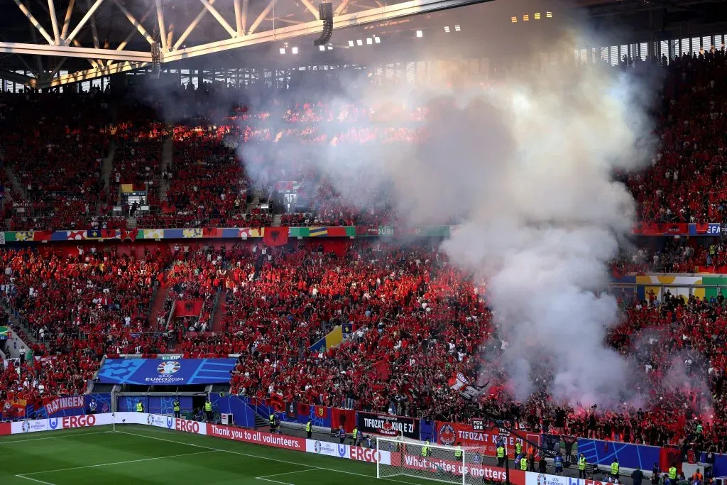 Pirotécnia en la tribuna albanesa. (Foto: Getty).