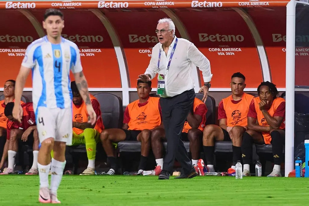 Jorge Fossati da indicaciones ante Argentina. (Foto: IMAGO).