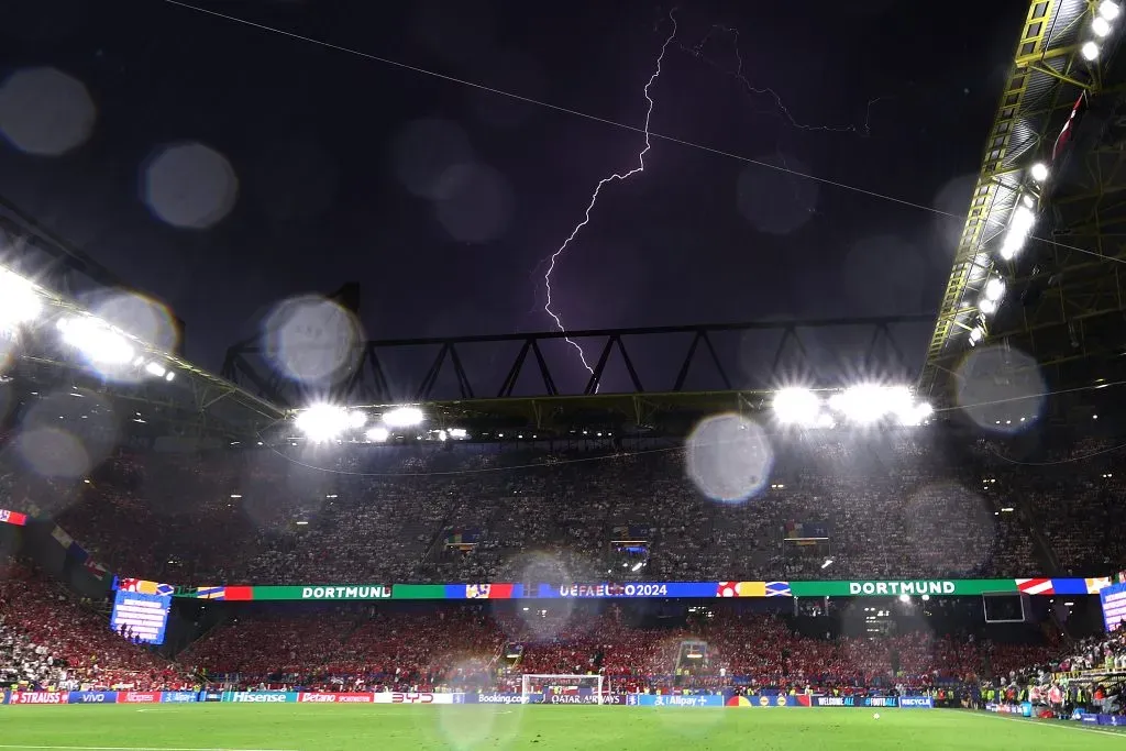 La tormenta que azotó el estadio del Dortmund en pleno partido (Getty)