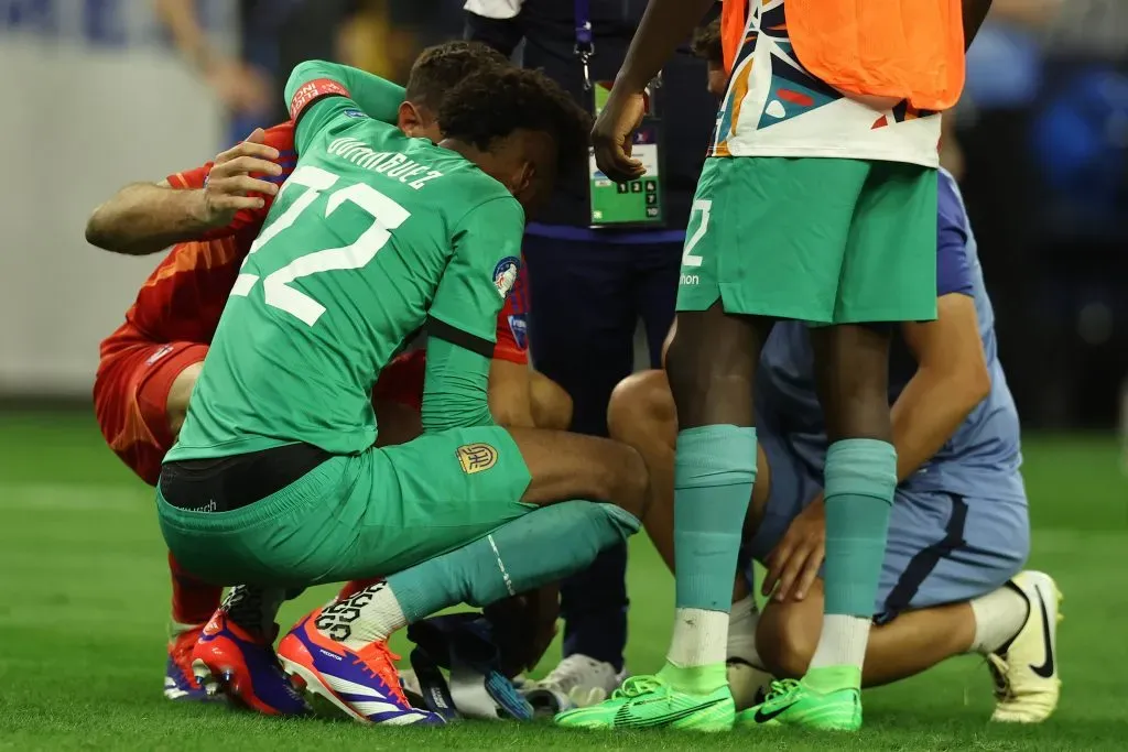 Emiliano Martínez, bancando a Alexander Domínguez tras la definición por penales. (Foto: IMAGO)