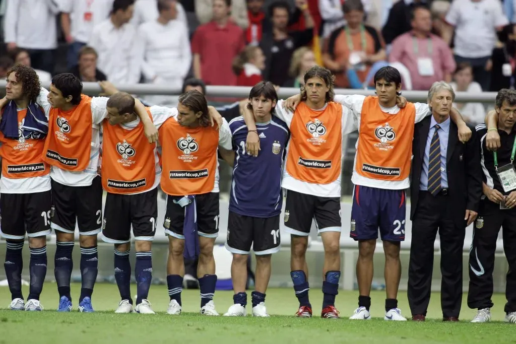 El plantel argentino esperando por los penales contra Alemania. (Foto: IMAGO / BSR Agency).