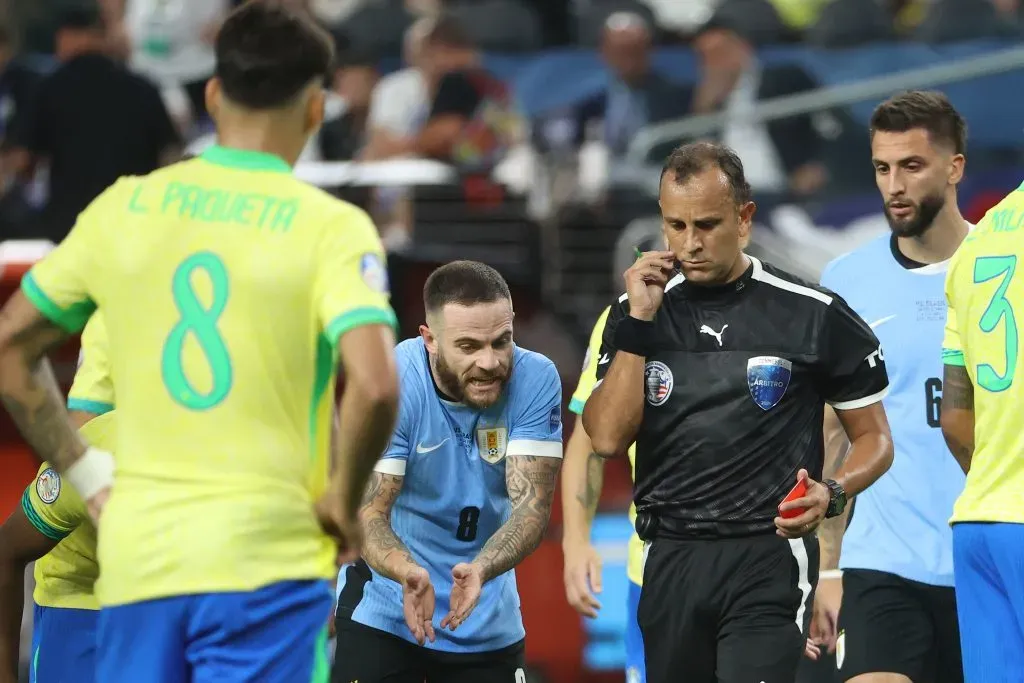 Nahitan Nández fue expulsado en los cuartos de final ante Brasil.