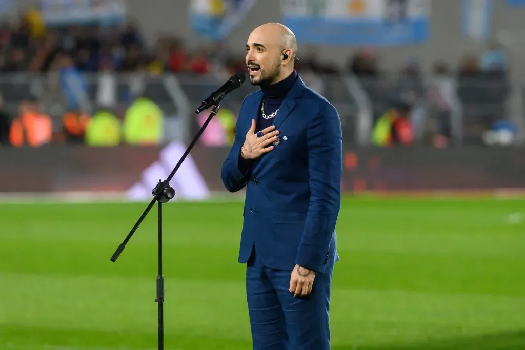 Abel Pintos cantará el himno de Argentina.