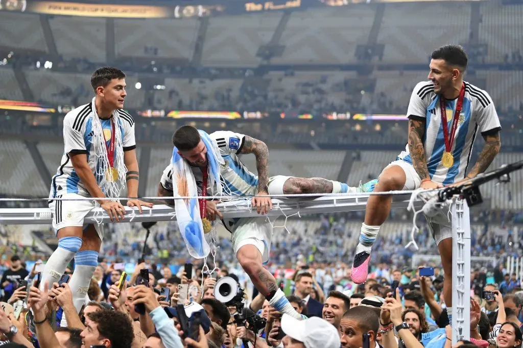 Dybala, De Paul y Paredes durante los festejos del título mundial conquistado en Qatar.