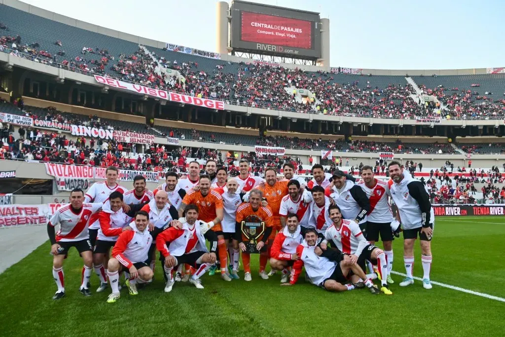 Sodero sostiene el trofeo en pleno Monumental. (Foto: Prensa River).