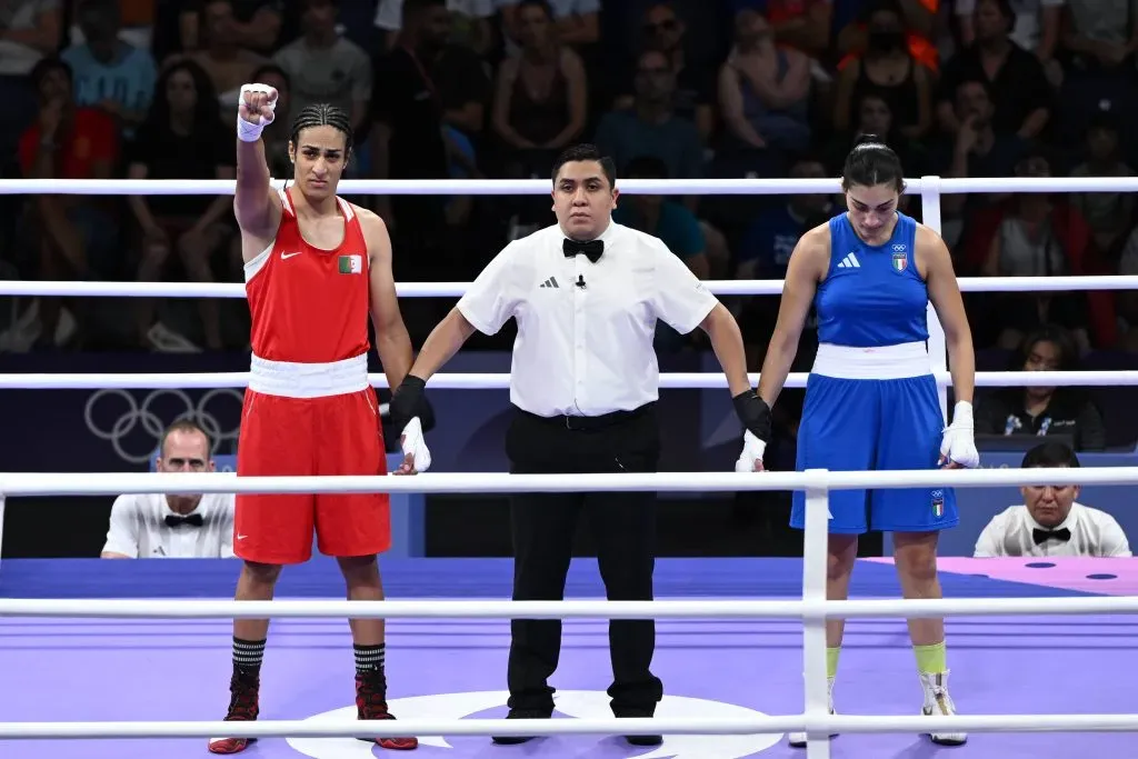 Imane Khelif, que pelea en los Juegos Olímpicos tras fallar una prueba de género, ganó en su debut.