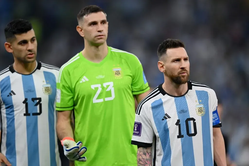 Cuti, Dibu y Messi previo al inicio de la final del Mundial de Qatar.