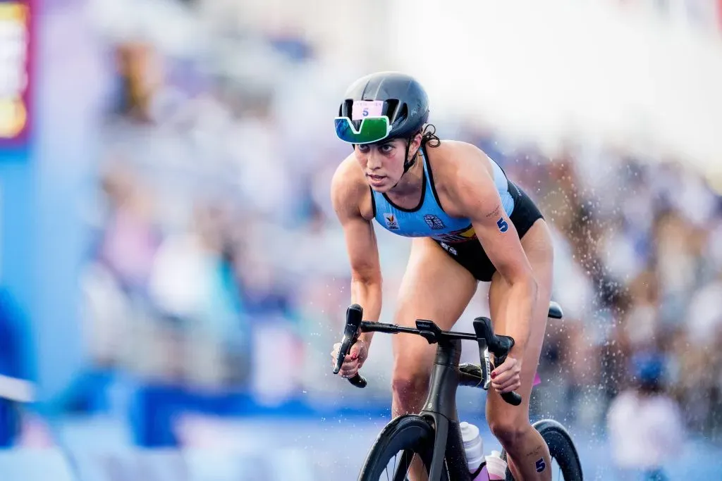 Claire Michel durante el triatlón de los JJ. OO. de París 2024 (IMAGO)