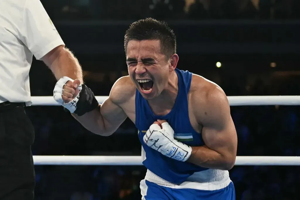 Hasanboy Dusmatov se había consagrado campeón olímpico minutos antes de que su entrenador sufriera un episodio cardíaco. Getty