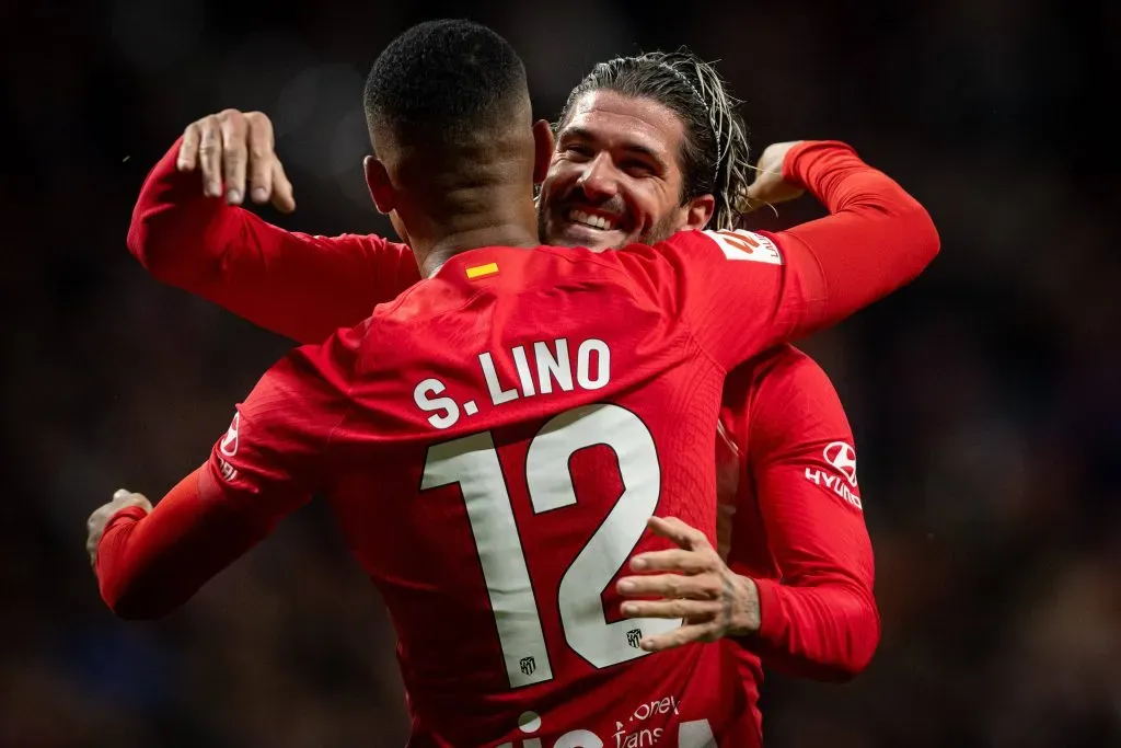 Samu Lino junto a Rodrigo De Paul en el Atlético de Madrid.