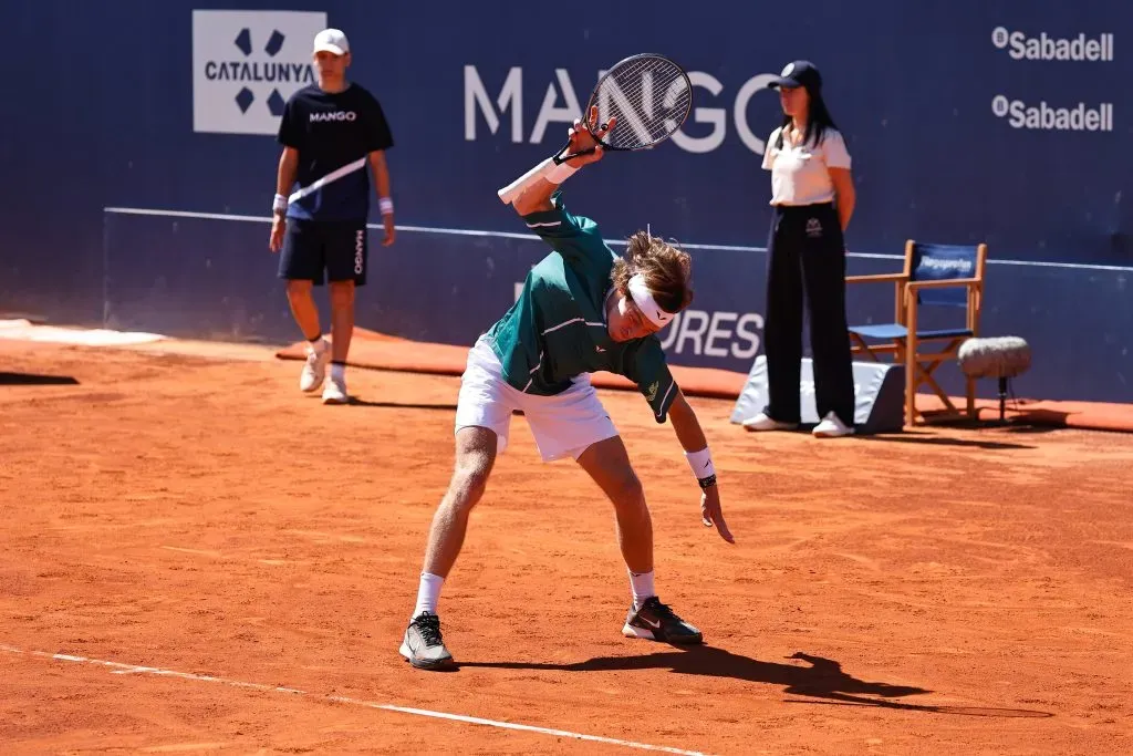 Rublev arroja su raqueta contra el suelo. (Foto: IMAGO).