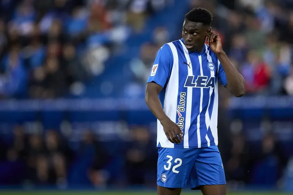 Samu con la camiseta de Alavés.