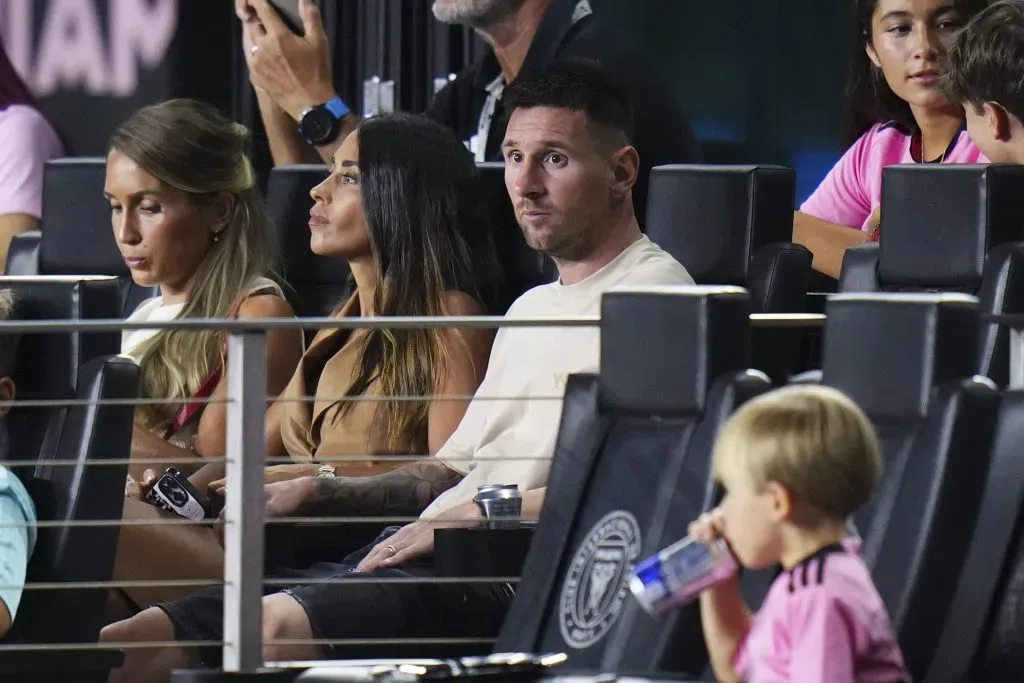 Lionel Messi junto a Antonella Roccuzzo en el palco vip del estadio del Inter Miami.