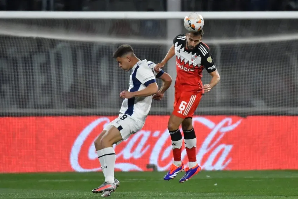 Germán Pezzella imponiéndose en las alturas. (Foto: Prensa River)