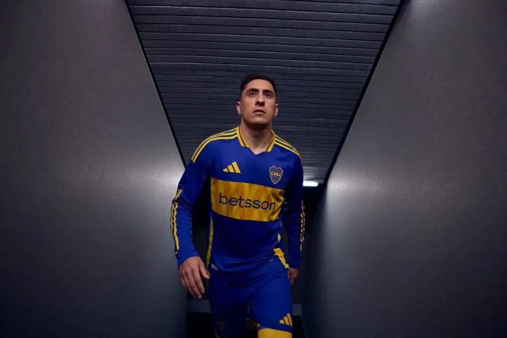 Merentiel con la nueva camiseta. (Foto: @BocaJrsOficial)