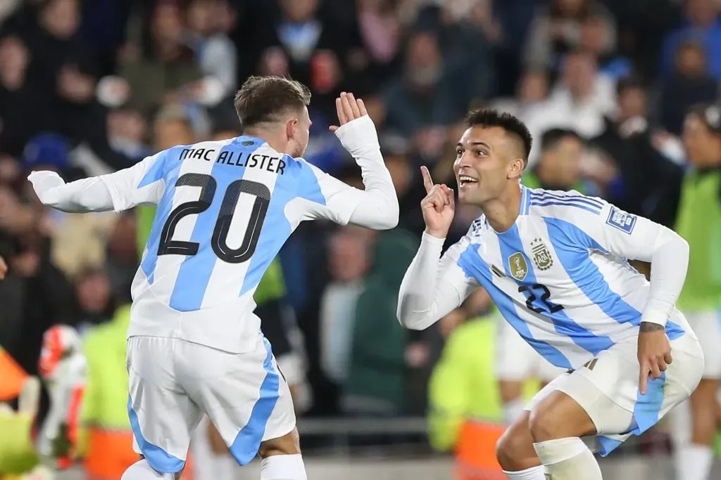 Alexis Mac Allister celebra su gol con Lautaro Martínez. (Foto: Getty).