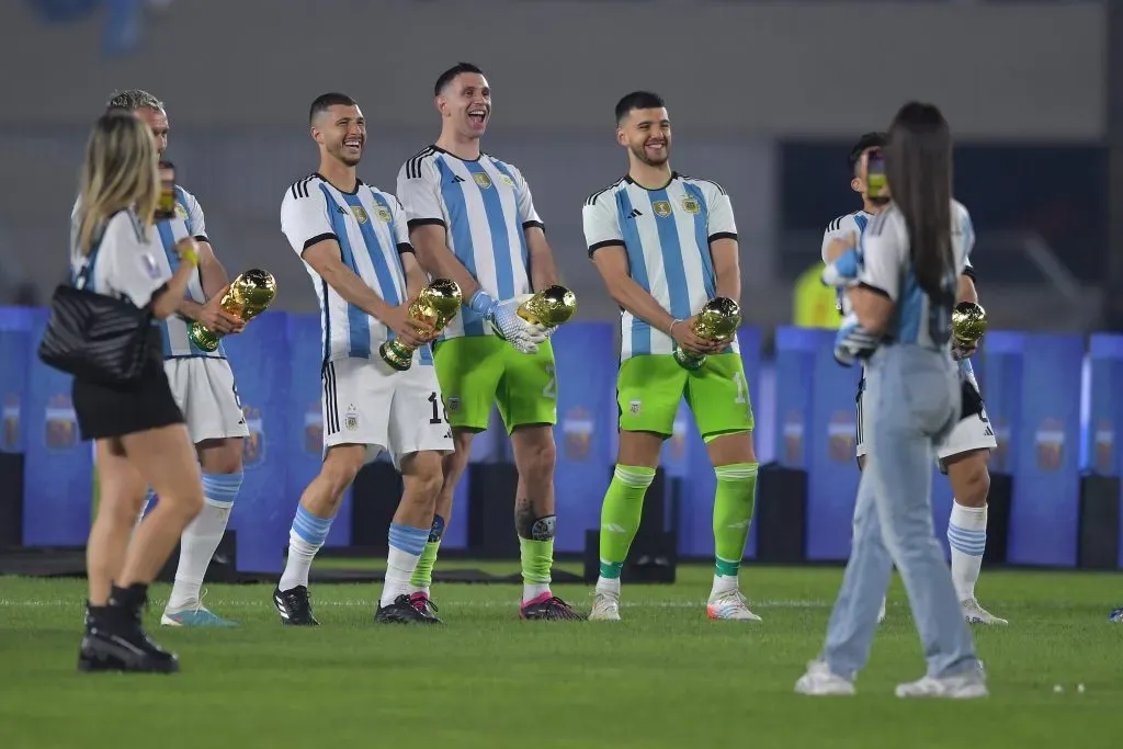 Dibu Martínez junto a sus compañeros haciendo su típica celebración. (Foto: Getty).