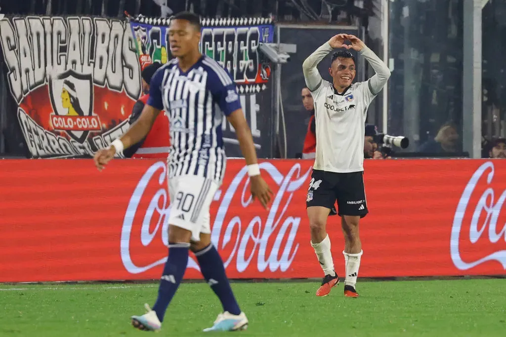 Vicente Pizarro celebrando un gol en Colo Colo. (Foto: Getty)