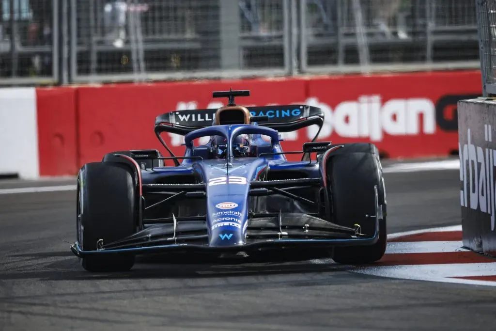 El FW45 de Alex Albon el año pasado en Bakú, con alerones más robustos para mayor carga aerodinámica. IMAGO