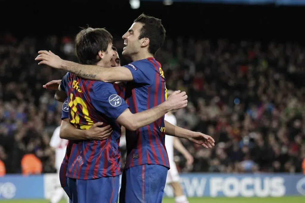 Cesc Fábregas celebra un gol junto a Lionel Messi. (Foto: IMAGO).