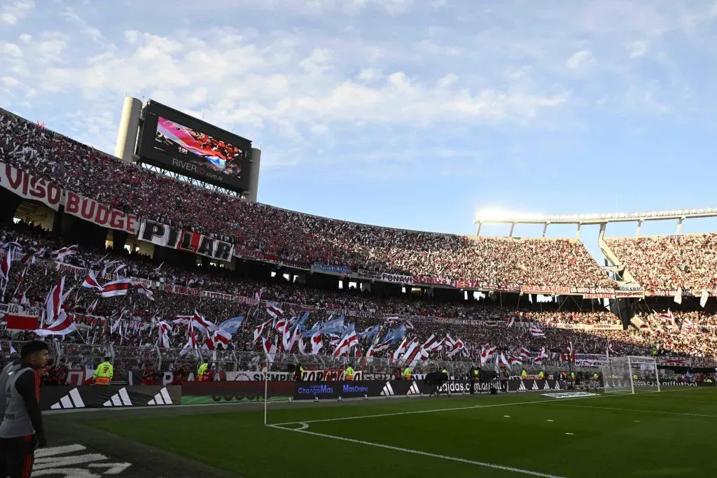 Los hinchas de River poniéndole todo el color al Estadio Monumental. (Imago)