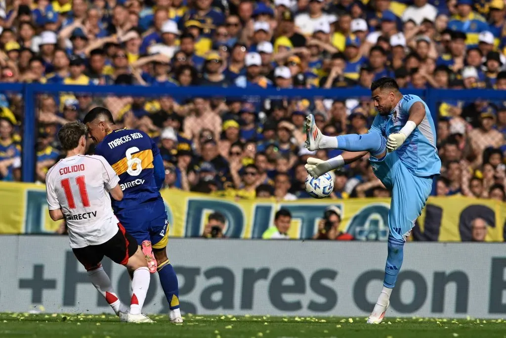 Sergio Romero y su pifia en el último Superclásico. (Foto: IMAGO).