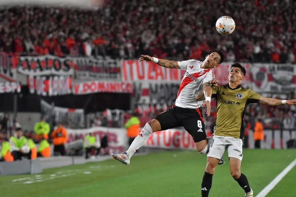 Maximiliano Meza en la disputa de una pelota. (Foto: Prensa River)