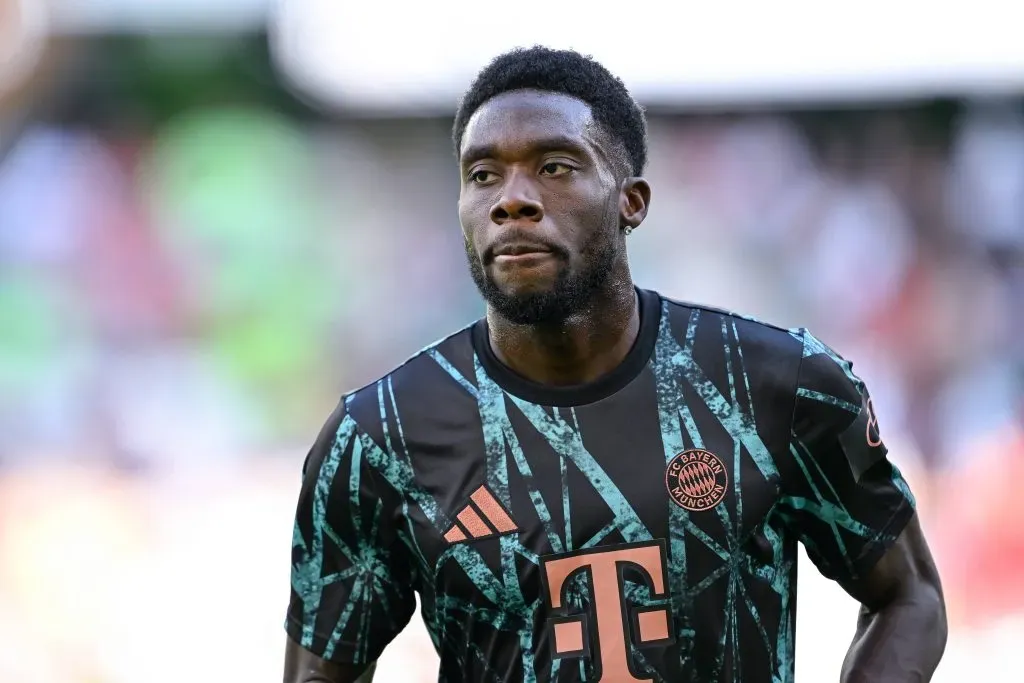 Alphonso Davies interesa en Manchester United. IMAGO