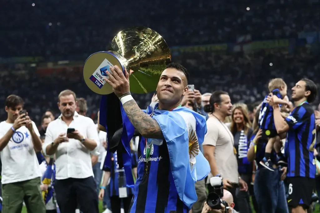 Lautaro Martínez con el trofeo de la Serie A, título en el que aportó 24 tantos.