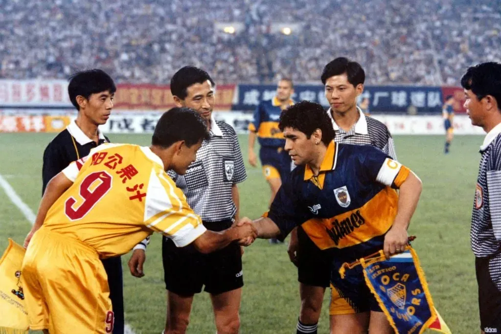 Diego Maradona como capitán de Boca en un partido amistoso de 1996. (Imago)