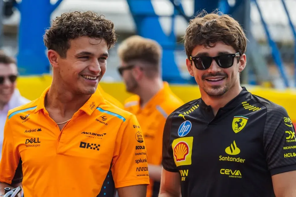 Lando Norris y Charles Leclerc deberán aprovechar la penalización a Verstappen. IMAGO