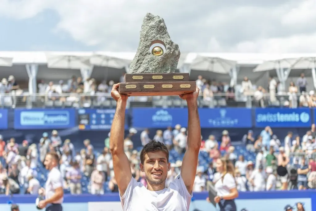 Pedro Cachín con el trofeo de Gstaad que levantó en 2023.