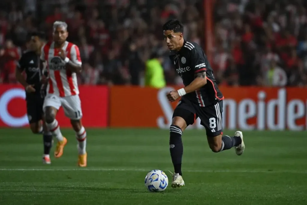 Maximiliano Meza en contacto con la pelota. (Foto: Prensa River)