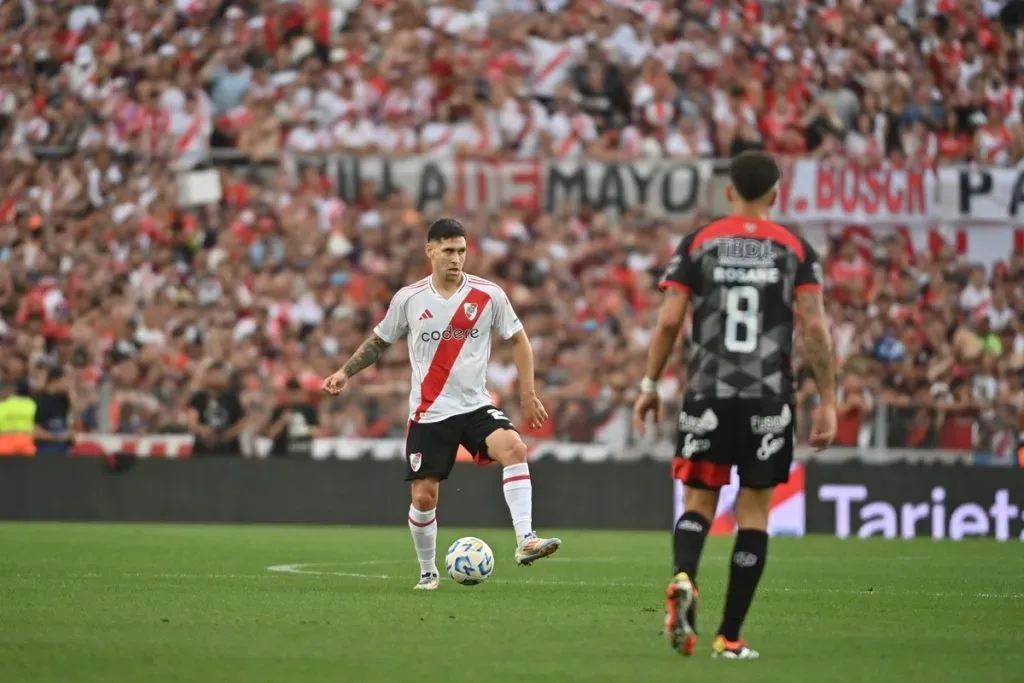 Rodrigo Villagra con la pelota. (Foto: Prensa River)