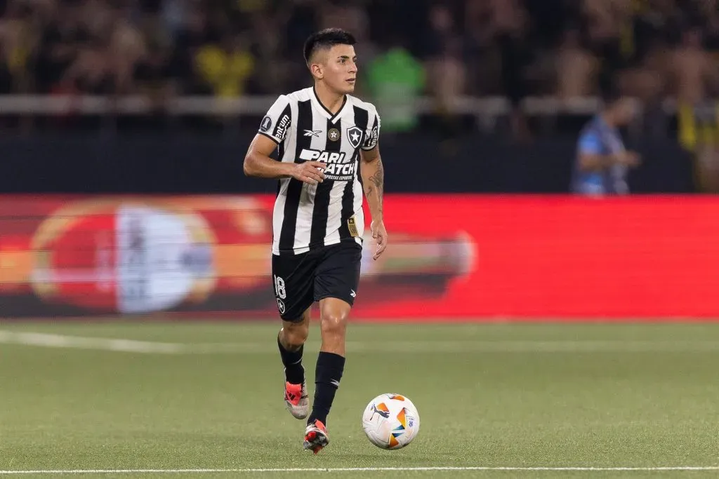 Thiago Almada con pelota dominada.