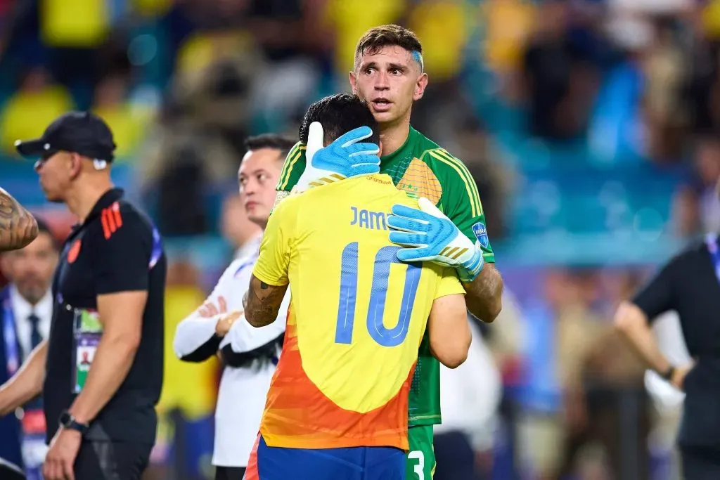 Dibu Martínez consolando a James Rodríguez tras la final de la Copa América 2024.