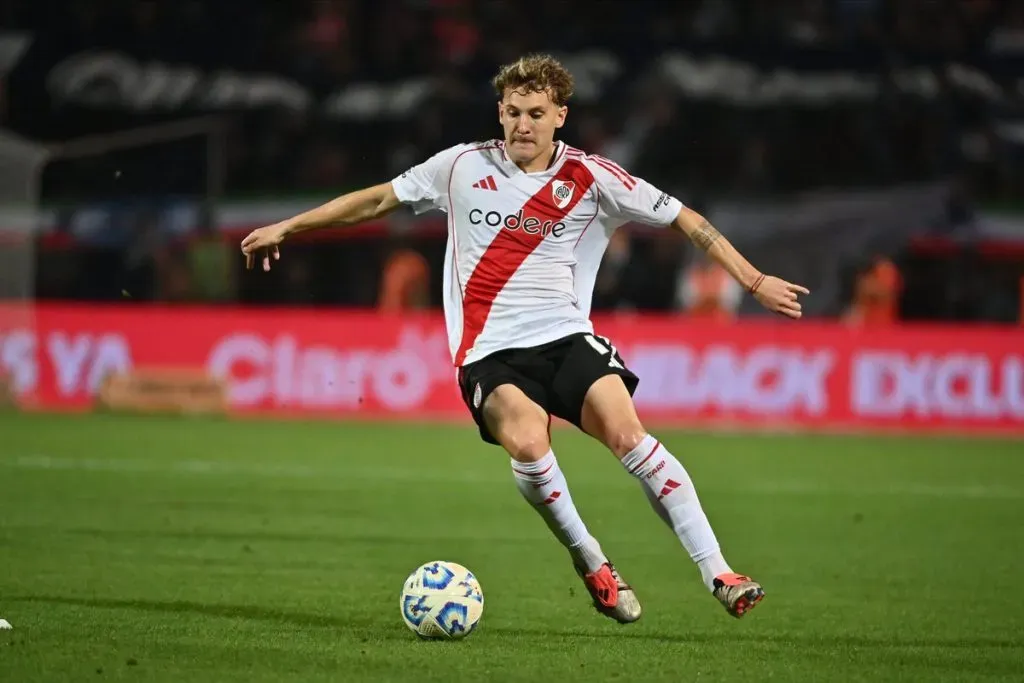 Facundo Colidio con la pelota. (Foto: Prensa River)