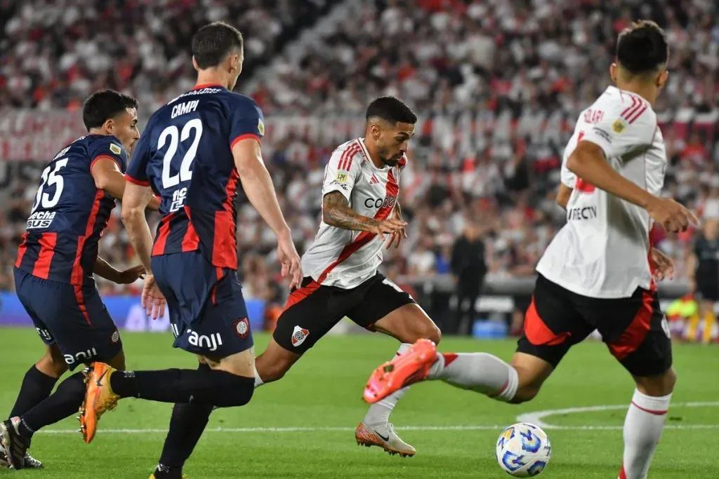 Manuel Lanzini en una acción ofensiva. (Foto: Prensa River)