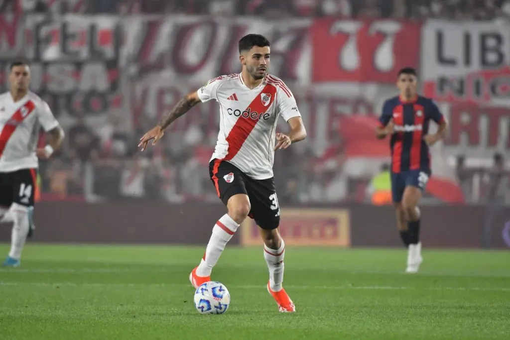 Santiago Simón con pelota dominada. (Foto: Prensa River)